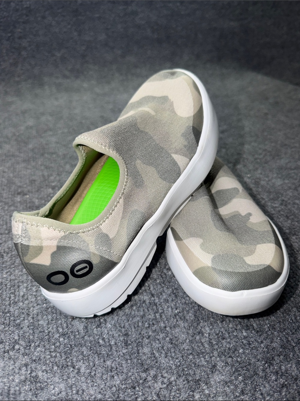 OOFOS OOmg eeZee Low recovery slip-on shoes